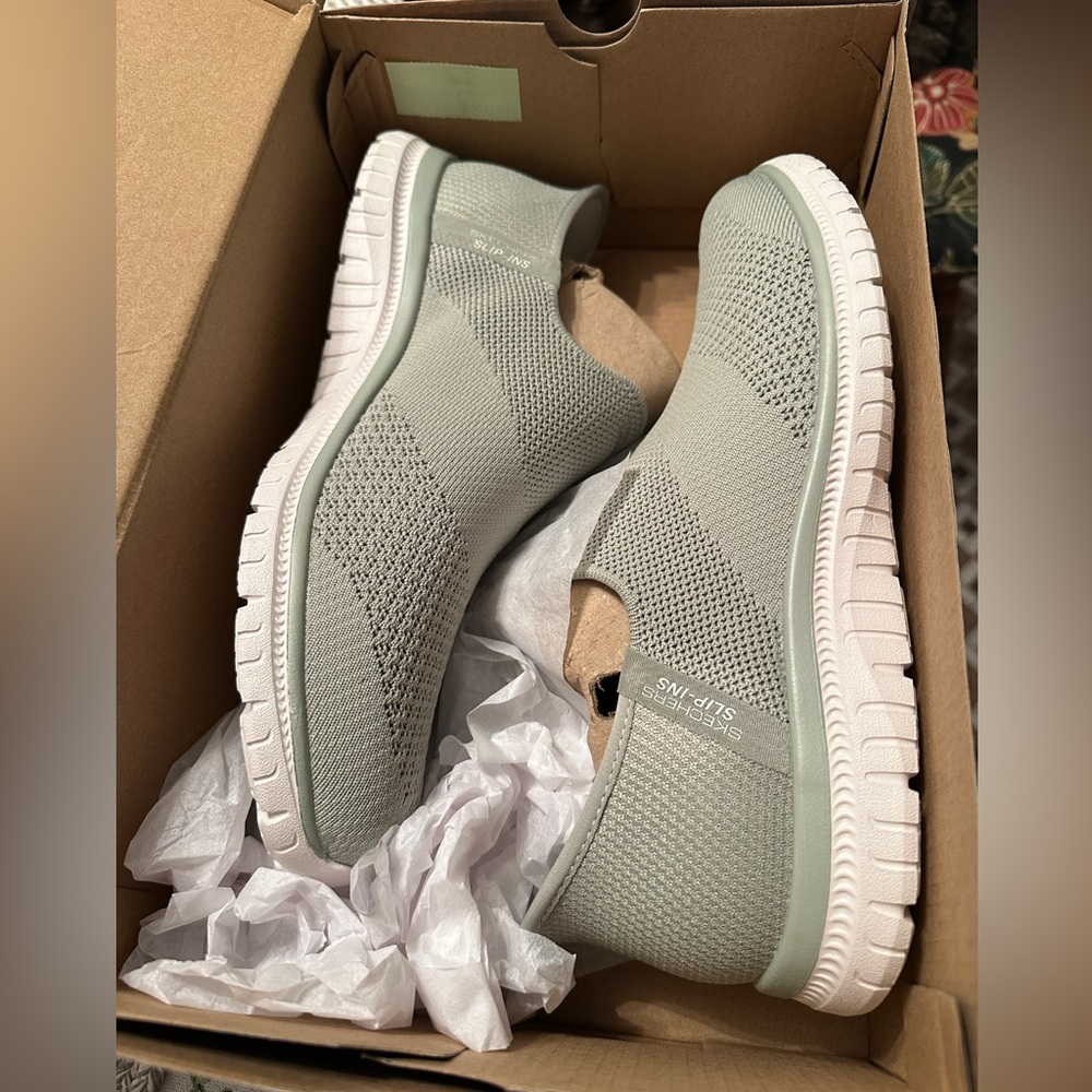 Skechers Women’s Virtue Sleek Hands Free Slip-ins Sage Green Size 11 - New